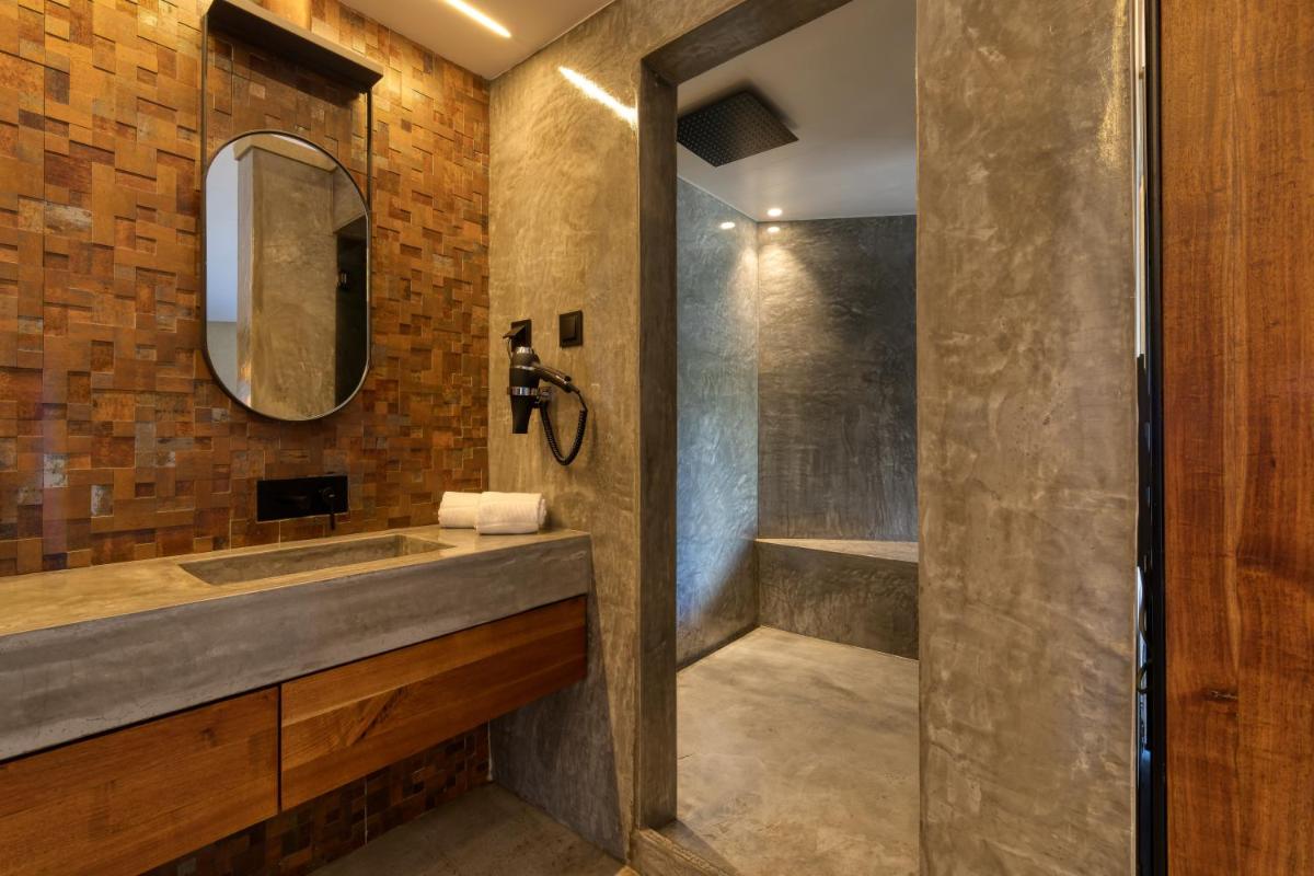 Uma casa de banho em Well Hotel & Spa