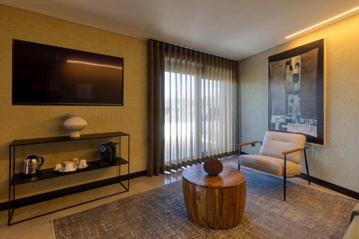 Uma televisão e/ou sistema de entretenimento em Well Hotel & Spa