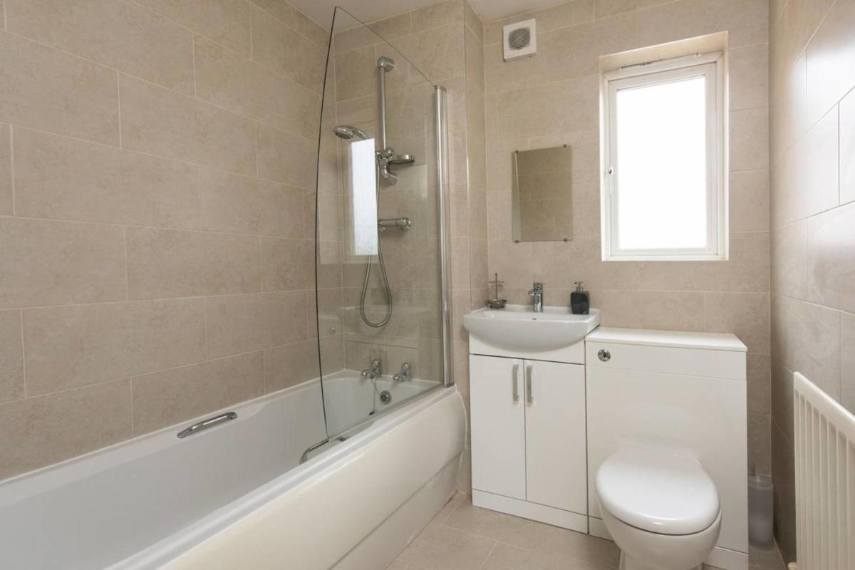GuestReady - Top Floor Apt 2min walk to O2 Apollo - Housity