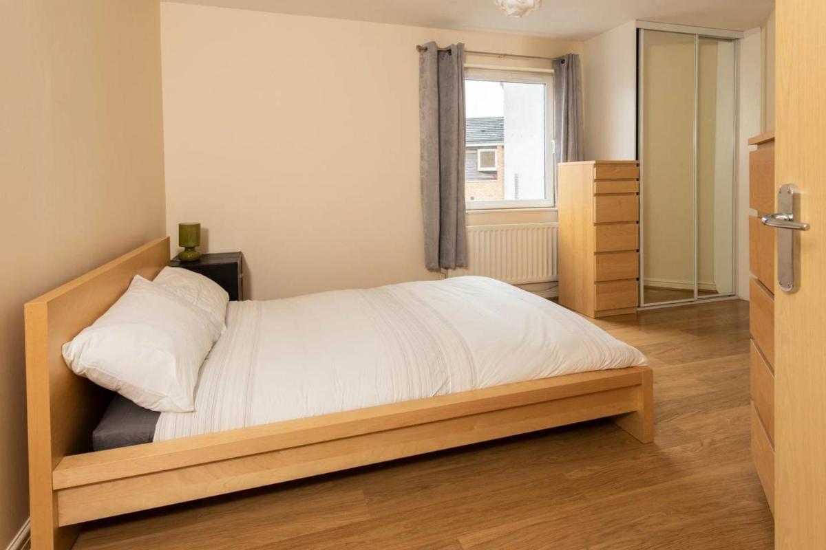 GuestReady - Top Floor Apt 2min walk to O2 Apollo - Housity