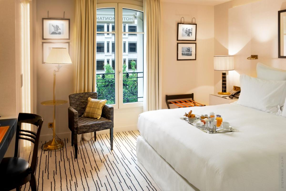 Cette chambre comprend un lit avec un plateau de fruits. dans l'établissement Hotel Montaigne, à Paris