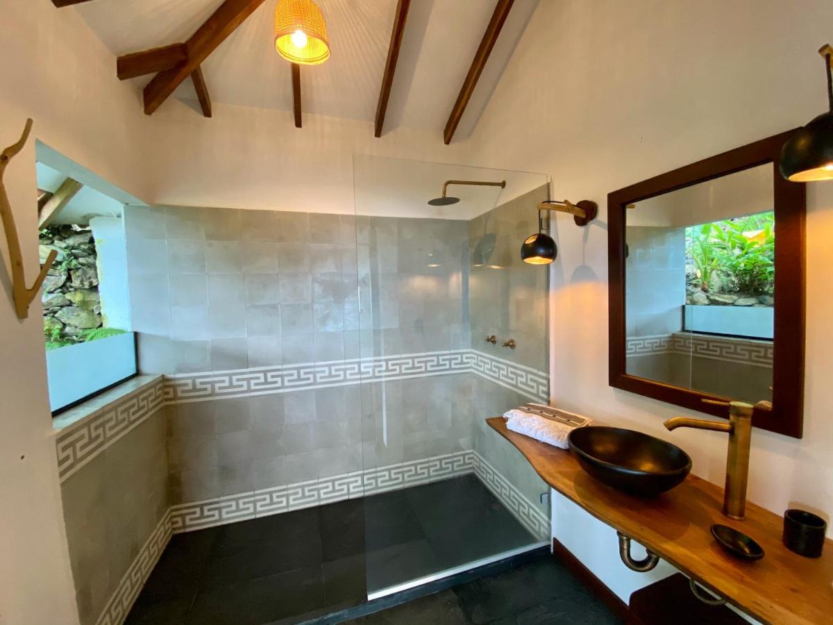 Mountain Farmhouse Retreat with incredible Views - Housity