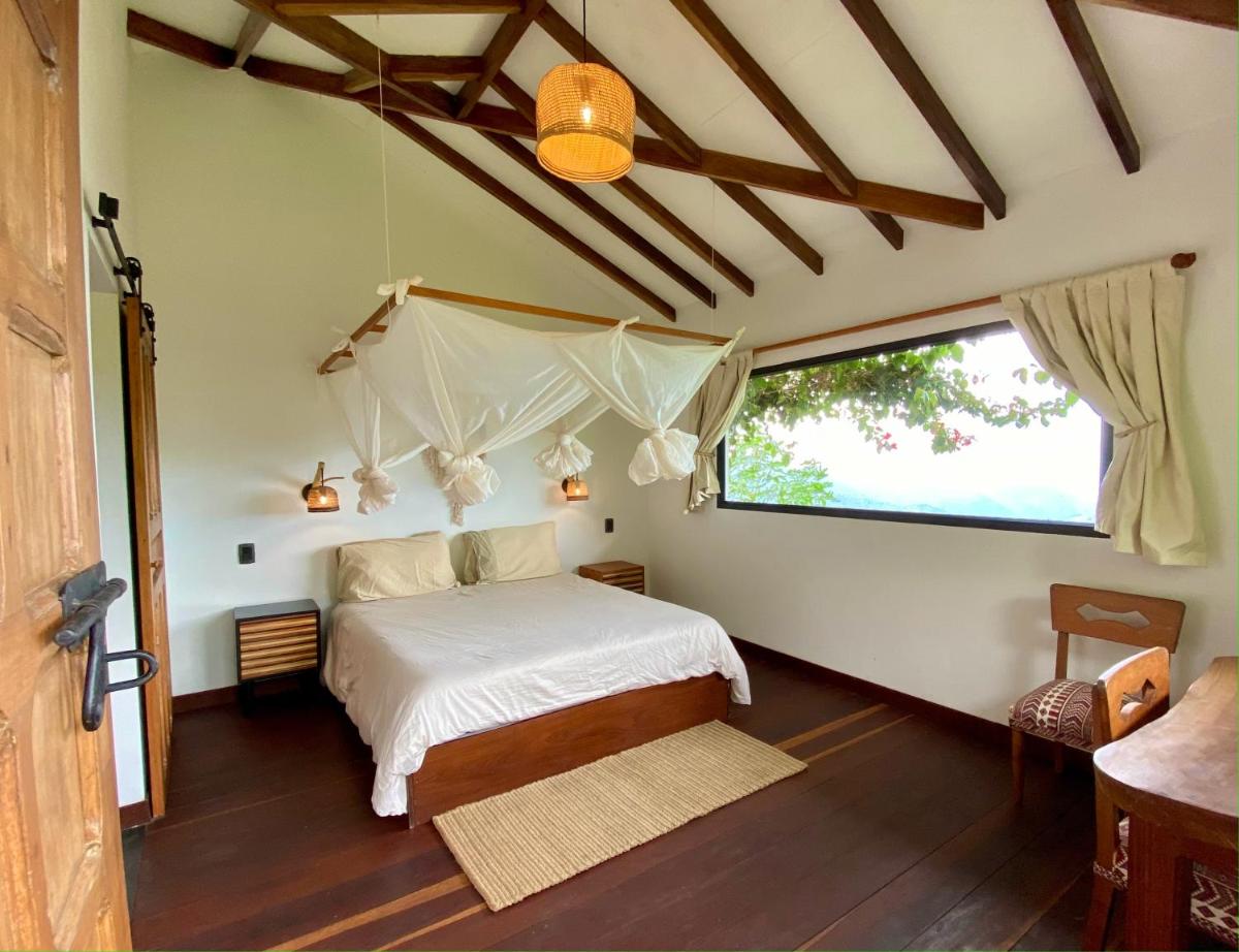 Mountain Farmhouse Retreat with incredible Views - Housity
