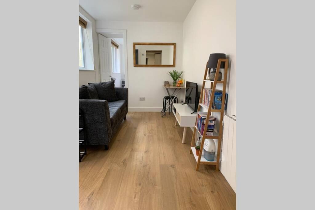 Bijou Beery, beautiful garden flat in village location - Housity