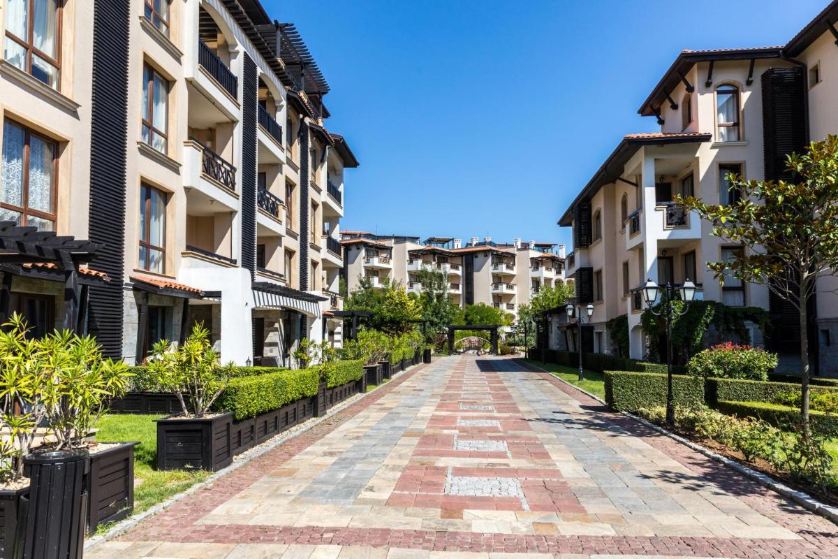 Oasis Beach Club - Housity