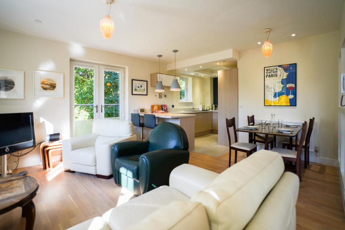 Royal Stuart Lane - Townhouse by the Bay with Parking - Housity