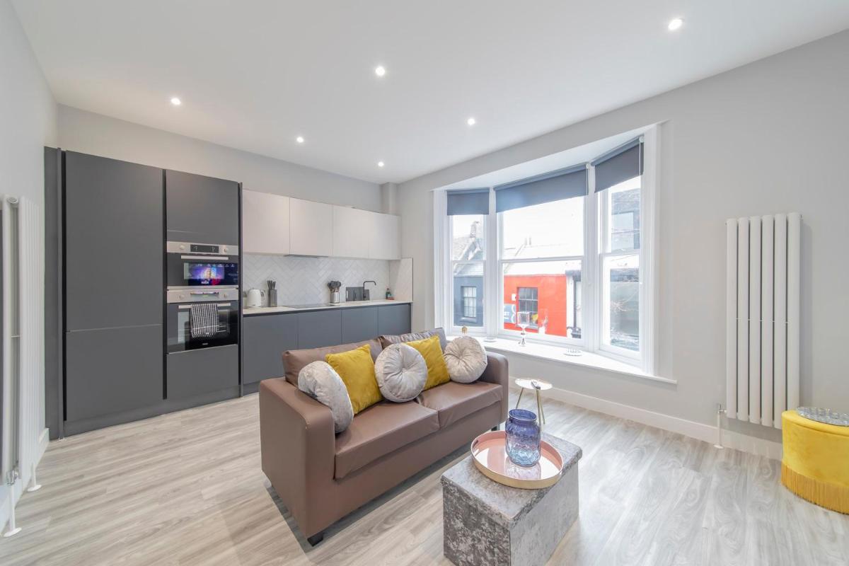 Special Offer Brighton City Centre Seafront 1 Bedroom Flat BN133DUK01 - Housity