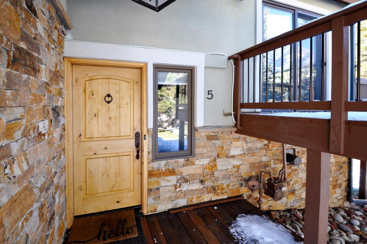 Spectacular Remodeled 5 Bedroom Matterhorn home w/ Hot Tub and Ski Lockers! - Housity