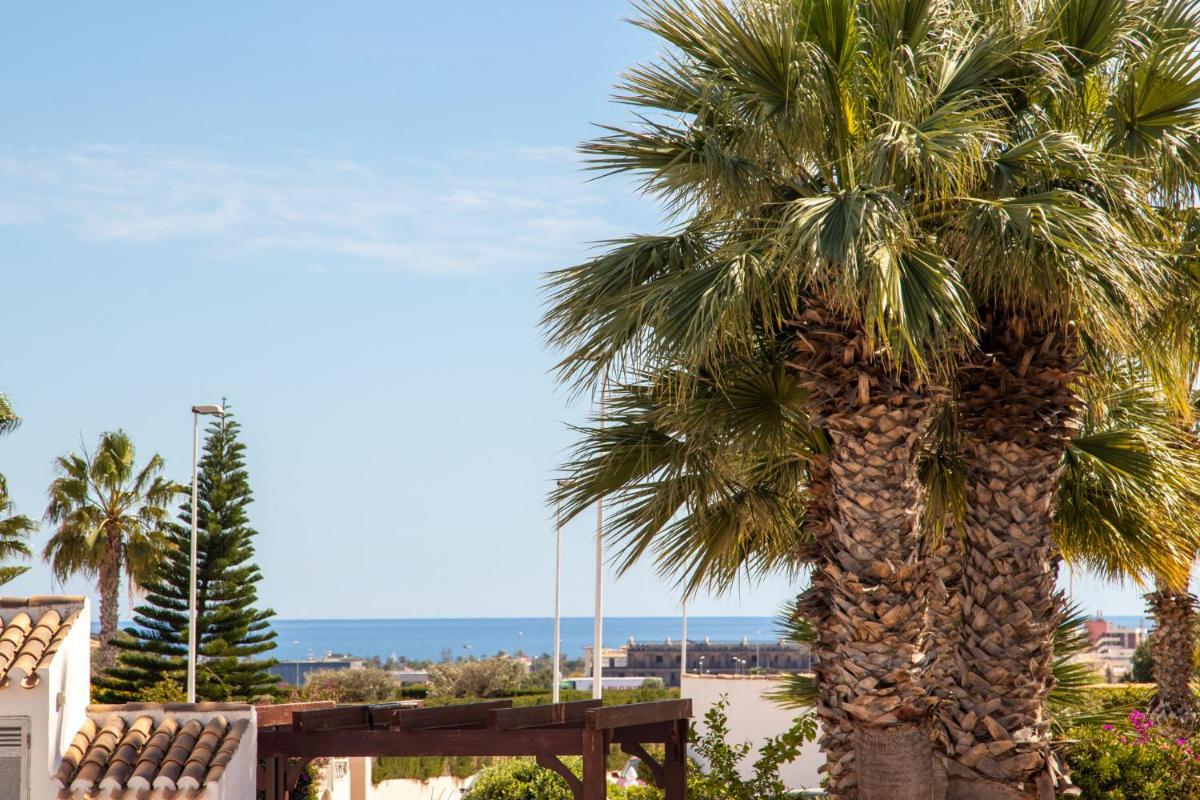 Spacious Ground floor apartment with Garden & Communal Pool - Housity