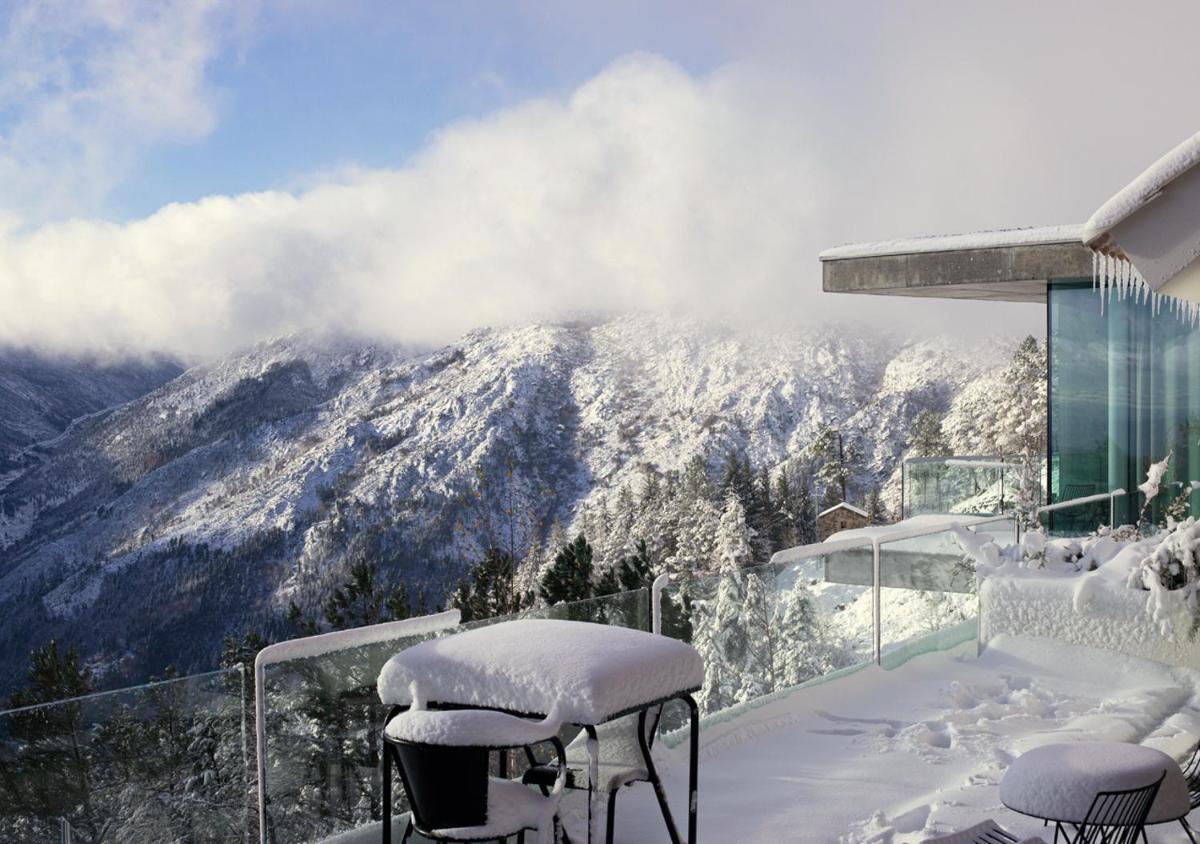 Uma vista geral da montanha ou uma vista da montanha a partir do hotel