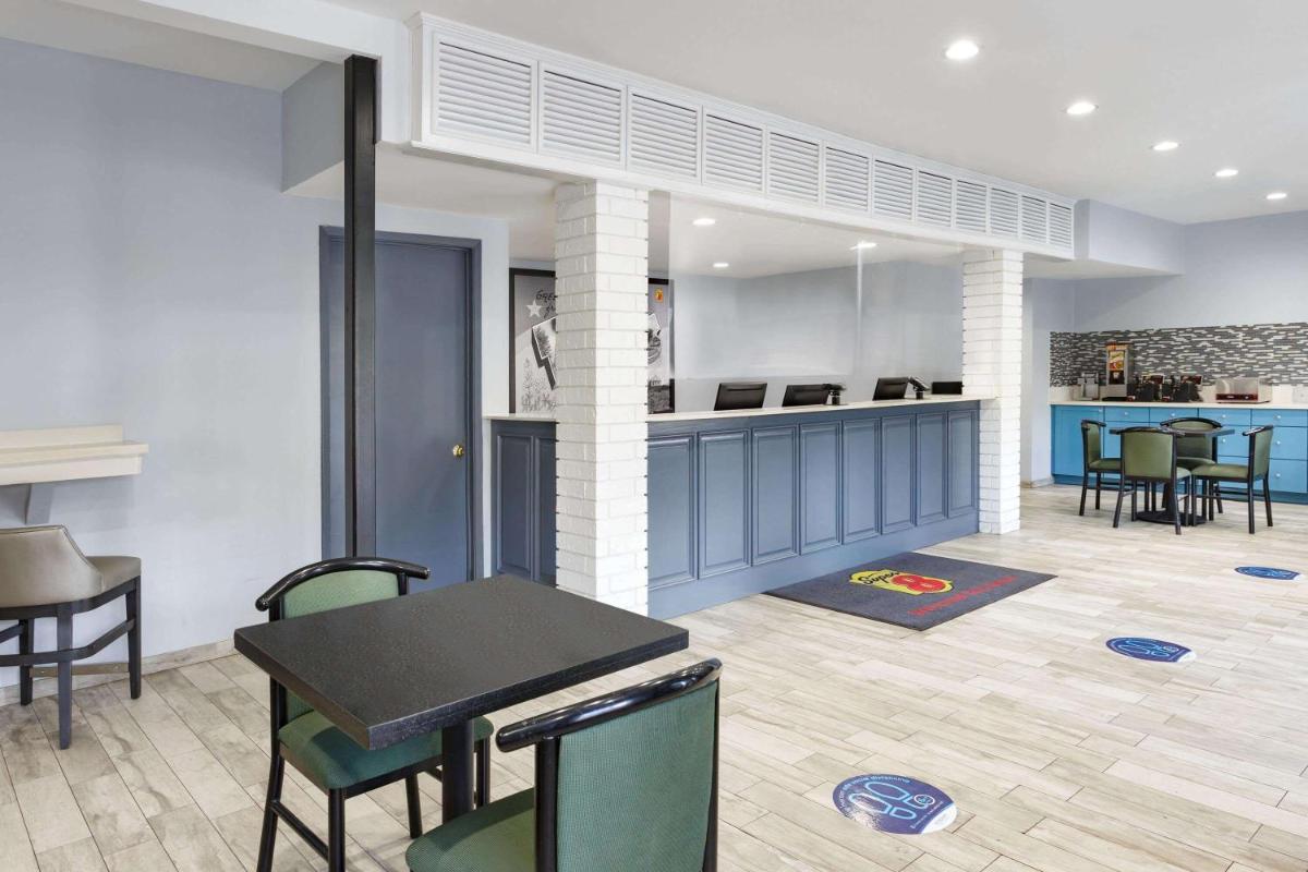 Super 8 by Wyndham Universal City - Housity