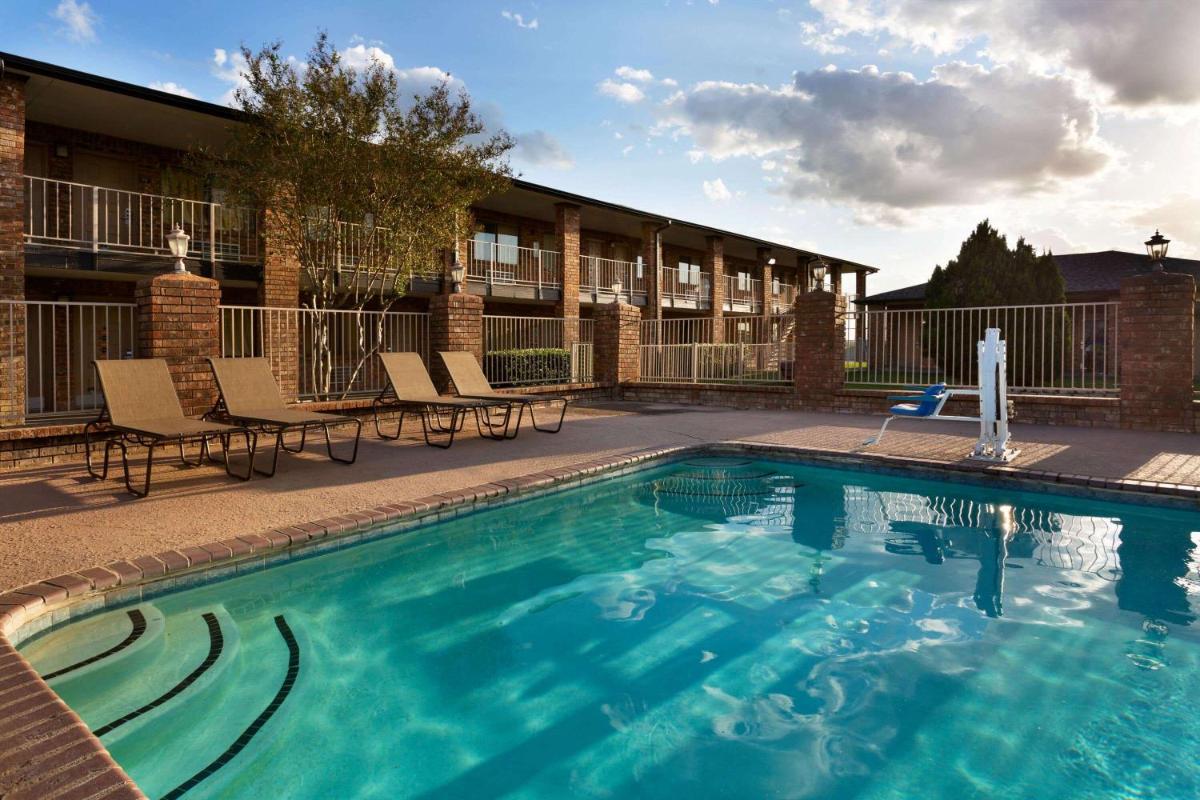 Super 8 by Wyndham Universal City - Housity