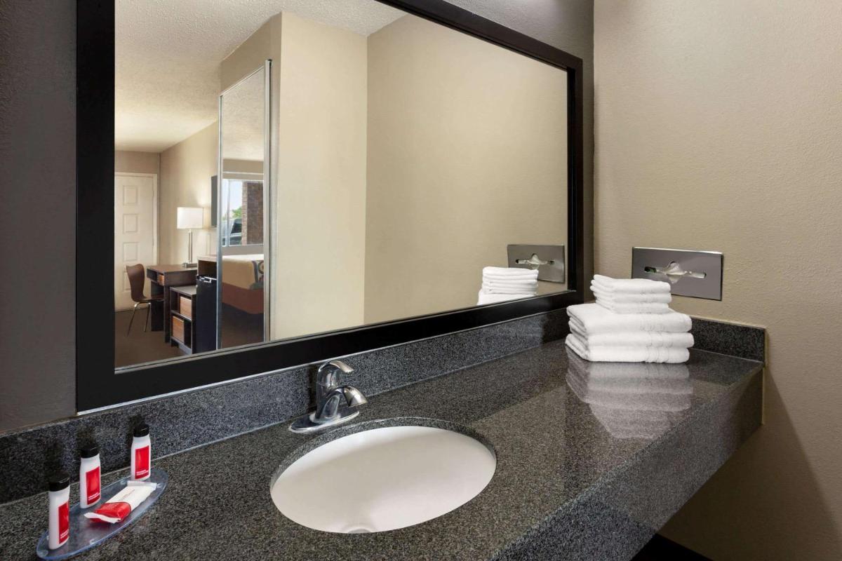 Super 8 by Wyndham Universal City - Housity