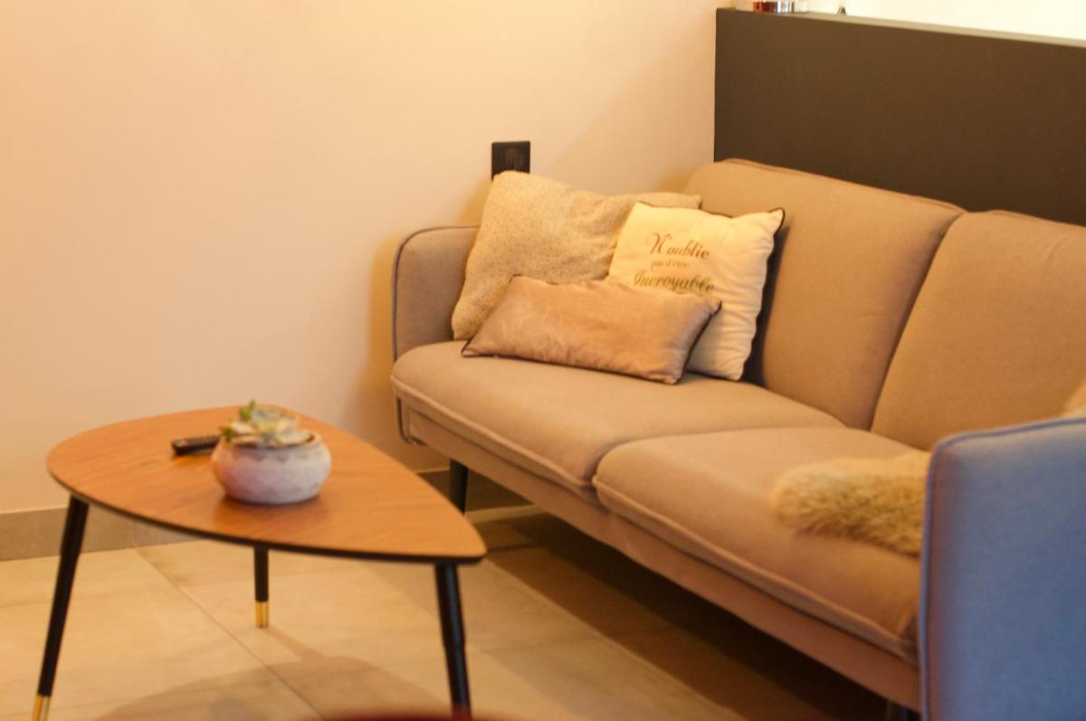 Au 689 - Housity
