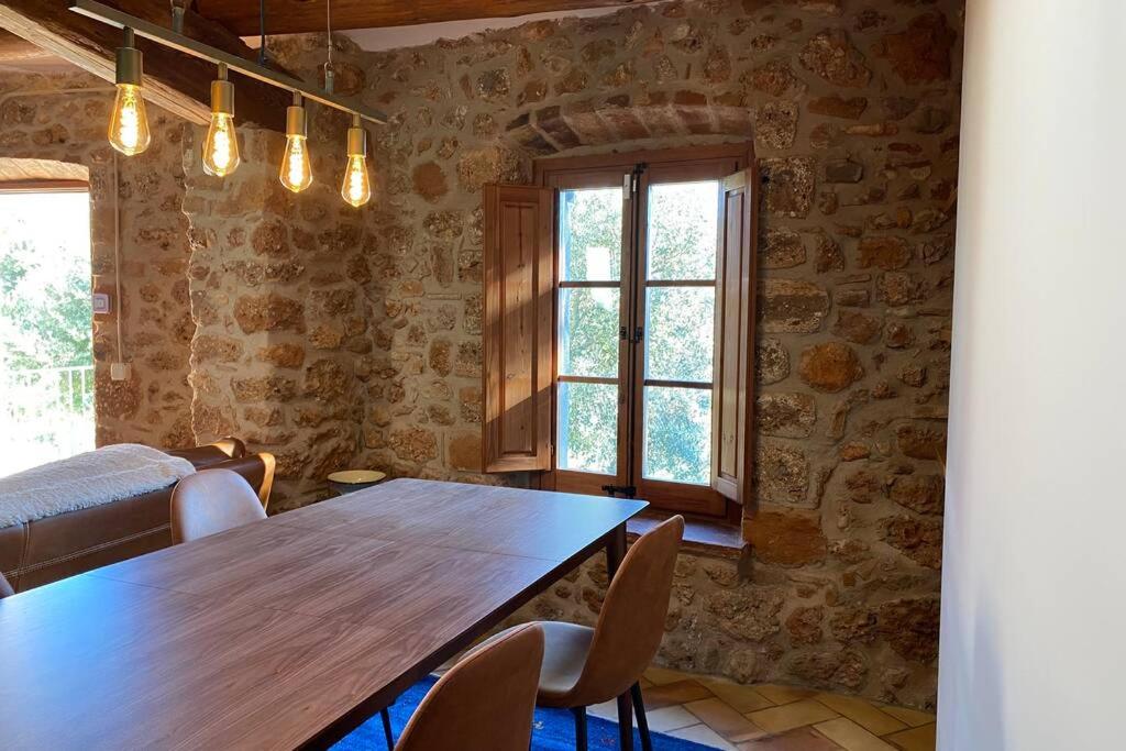 Casita de piedra en el Parque Natural de Montserrat - Housity
