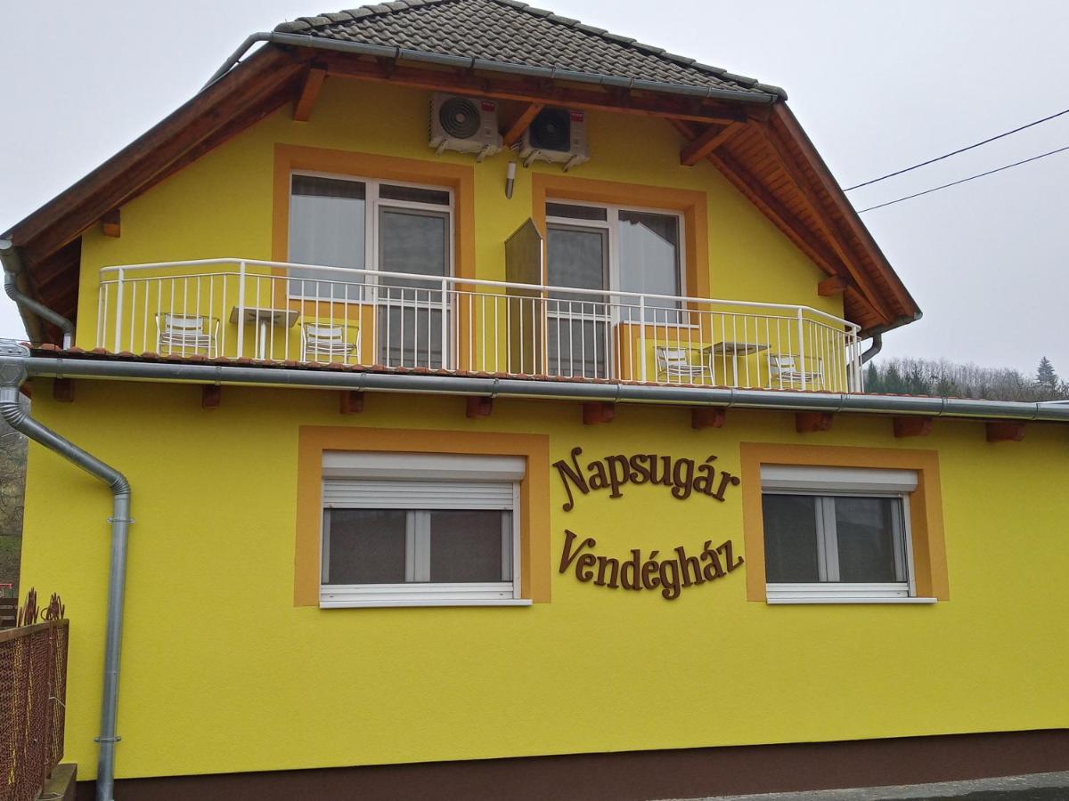 Napsugár Vendégház - Housity