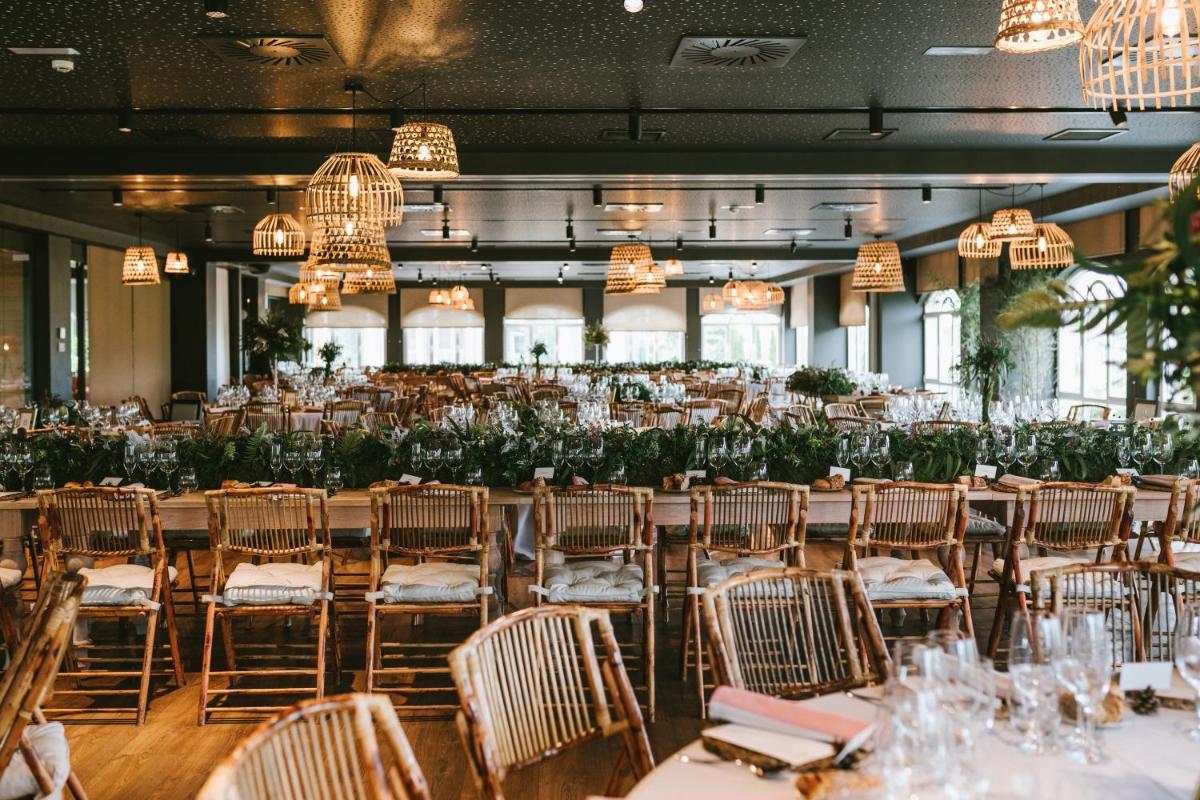 Un salón de banquetes con mesas, sillas y candelabros. en Blanco Hotel Spa, en Navia 40 fotos más