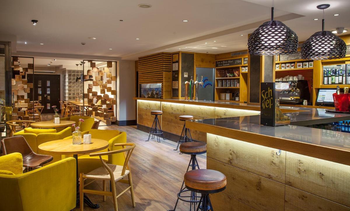 El salón o zona de bar de Blanco Hotel Spa
