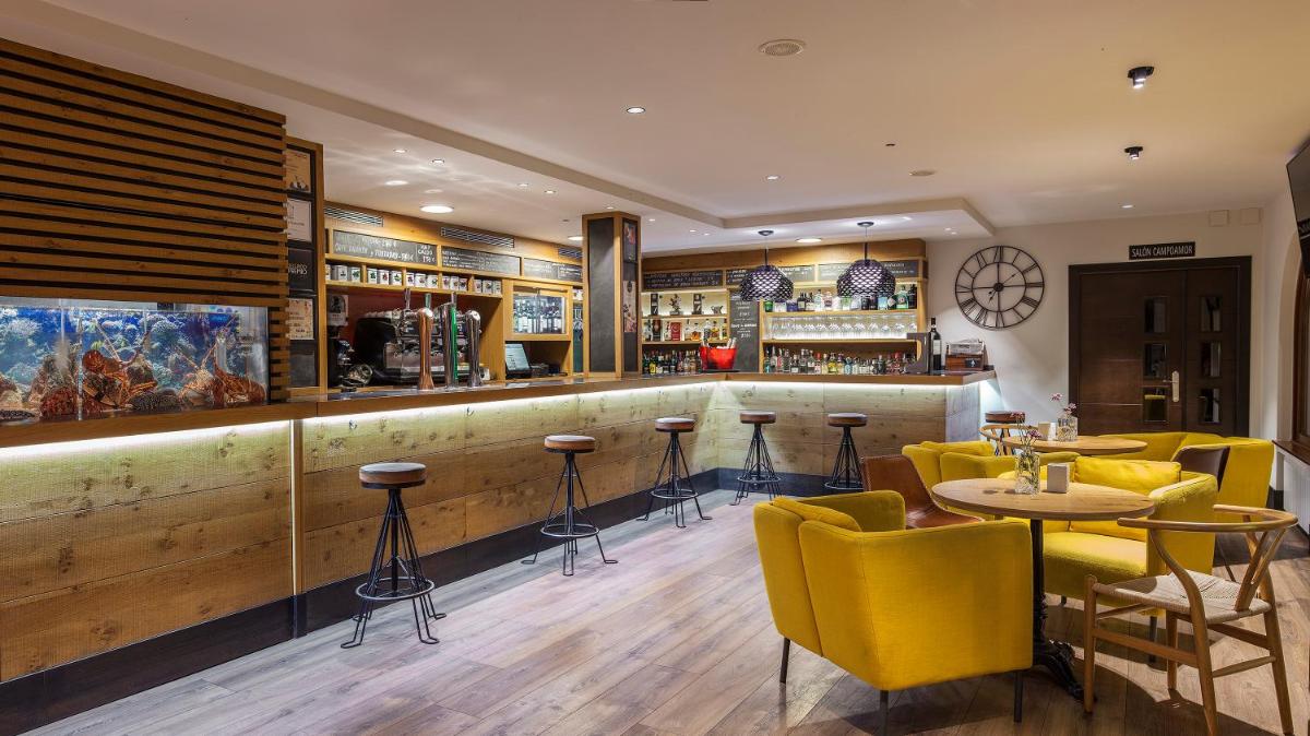 El salón o zona de bar de Blanco Hotel Spa