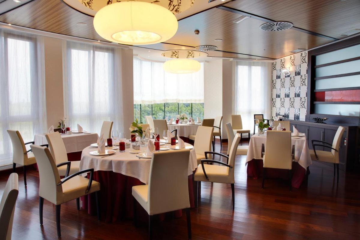 Un restaurante o sitio para comer en Blanco Hotel Spa