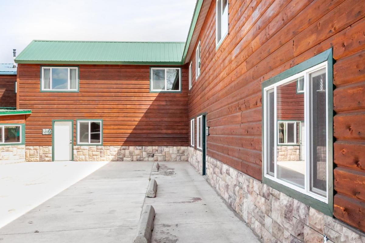 Circle R Motel - Housity