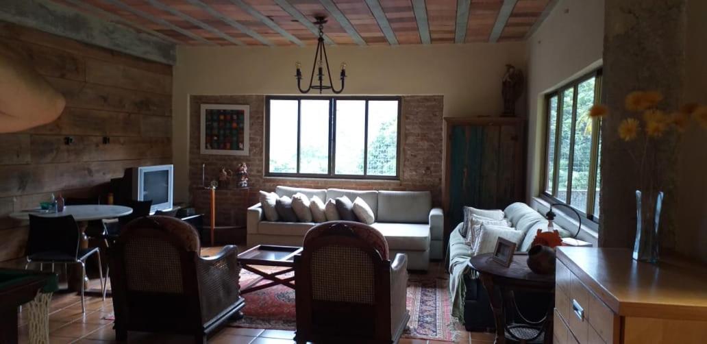 CASA DE CAMPO PISCINA NA SERRA FRIBURGO TEM 4 QUARTOS PROXIMO A MURI CACHOEIRAS PARQUE ESTADUAL 3 PICOs - Housity