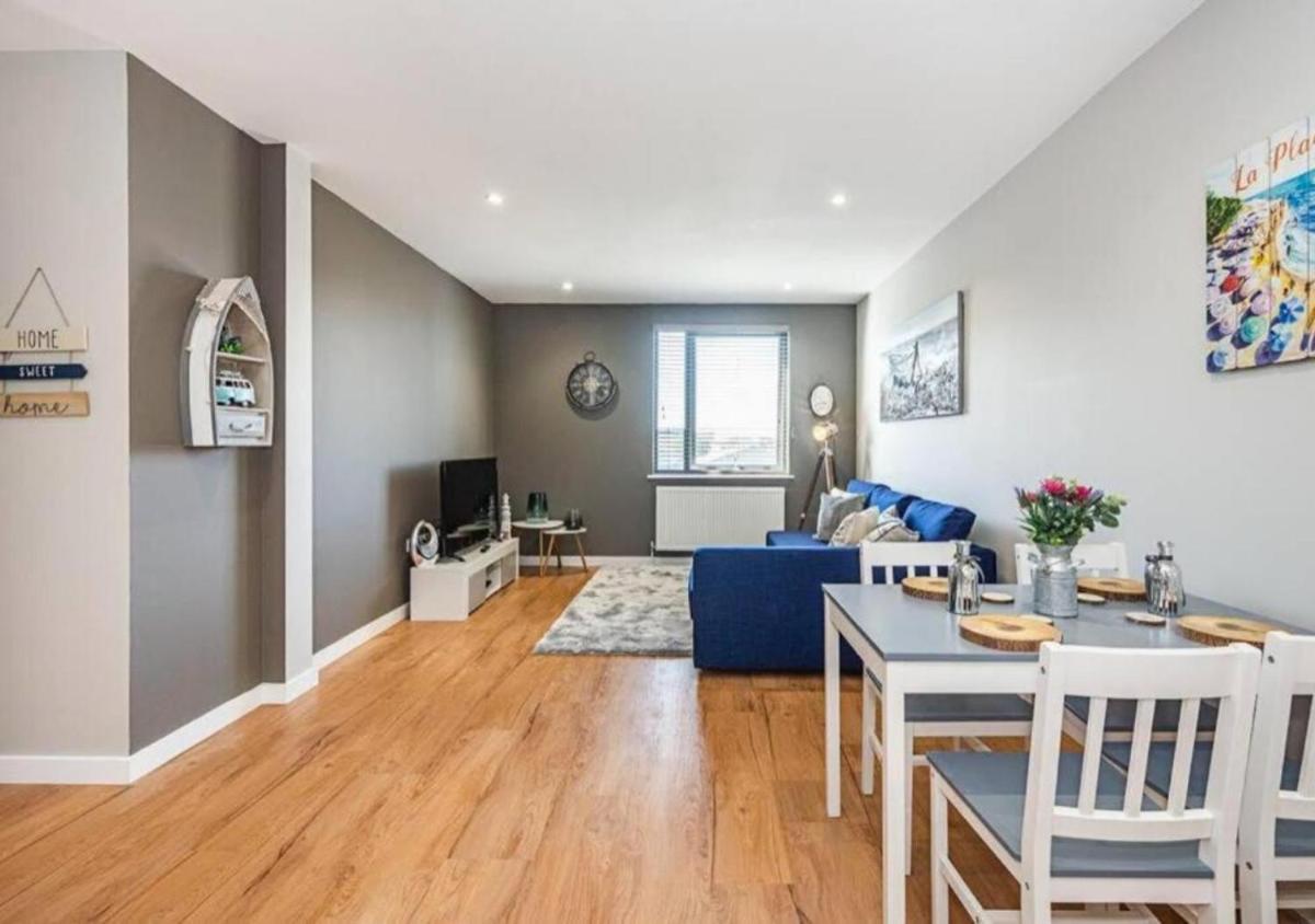 Spacious and Immaculate London-themed home with balcony for you! - Housity