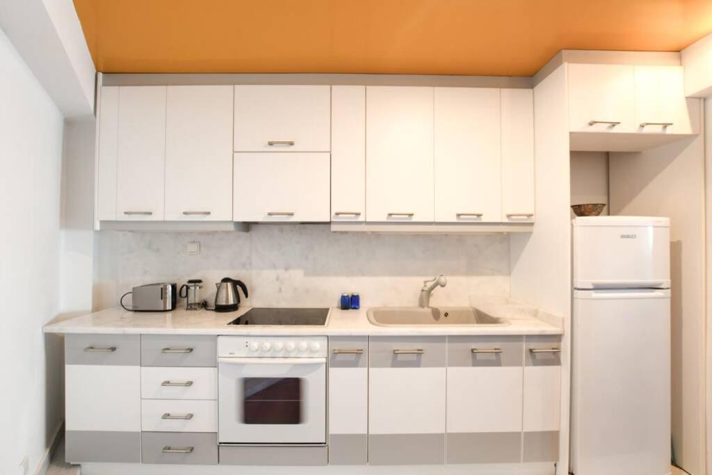 Sunshine Apt- Unique Holidays by the Sea - Housity
