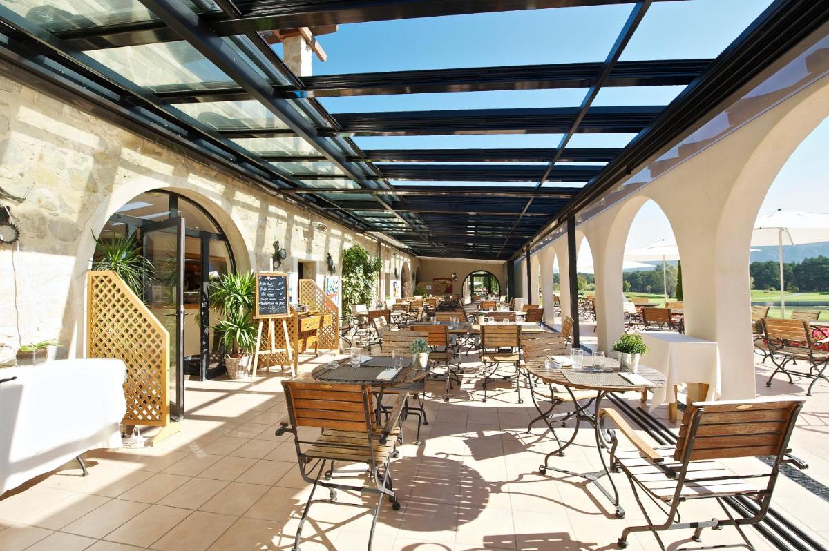 Restaurant ou autre lieu de restauration dans l'établissement Château et Golf De Taulane