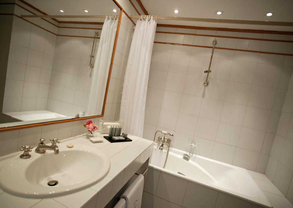Salle de bains dans l'établissement Château et Golf De Taulane