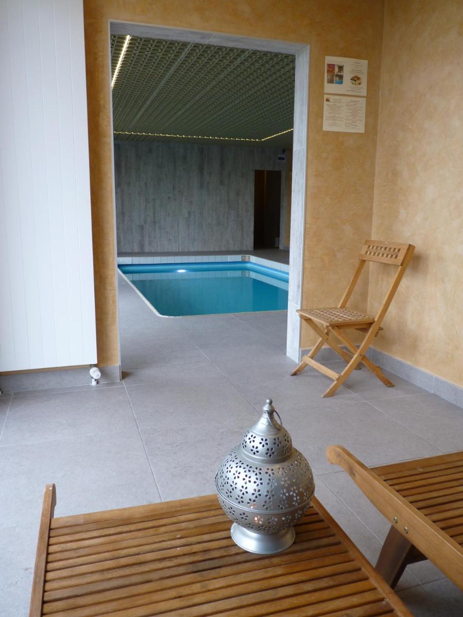 Piscine de l'établissement Logis Hôtel Notre-Dame - restaurant ouvert midi et soir sauf dimanche soir ou située à proximité