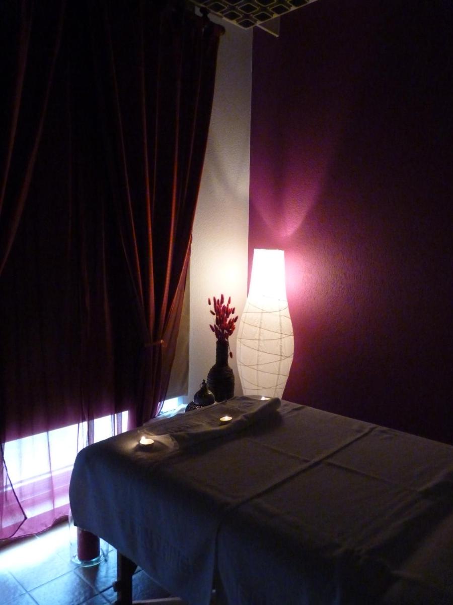 Un ou plusieurs lits dans un hébergement de l'établissement Logis Hôtel Notre-Dame - restaurant ouvert midi et soir sauf dimanche soir