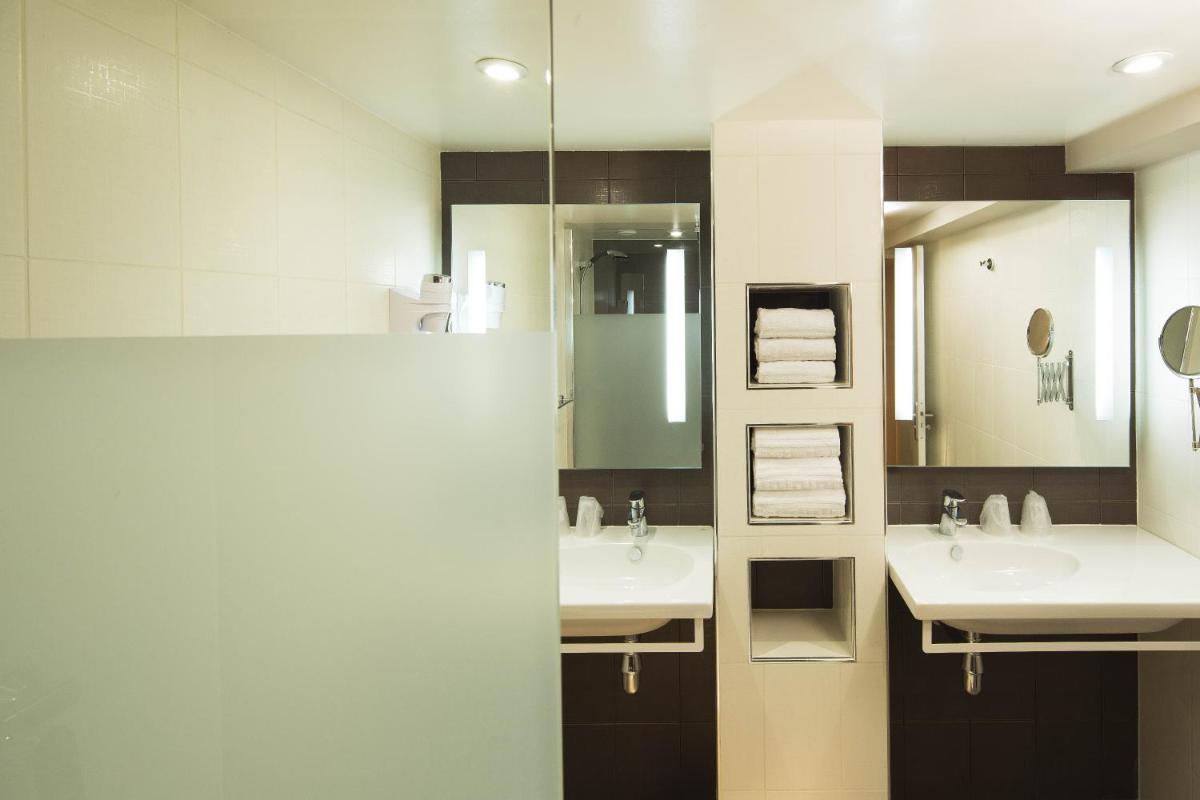 Salle de bains dans l'établissement Hôtel Brésil Opéra SPA