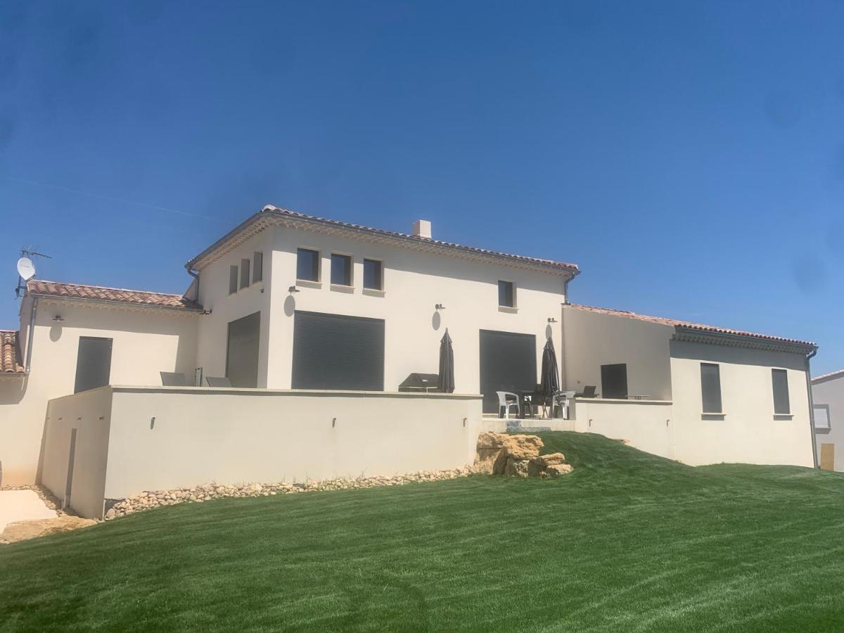villa contemporaine - Piscine et vue panoramique au coeur des vignes de Chateauneuf du Pape - Housity