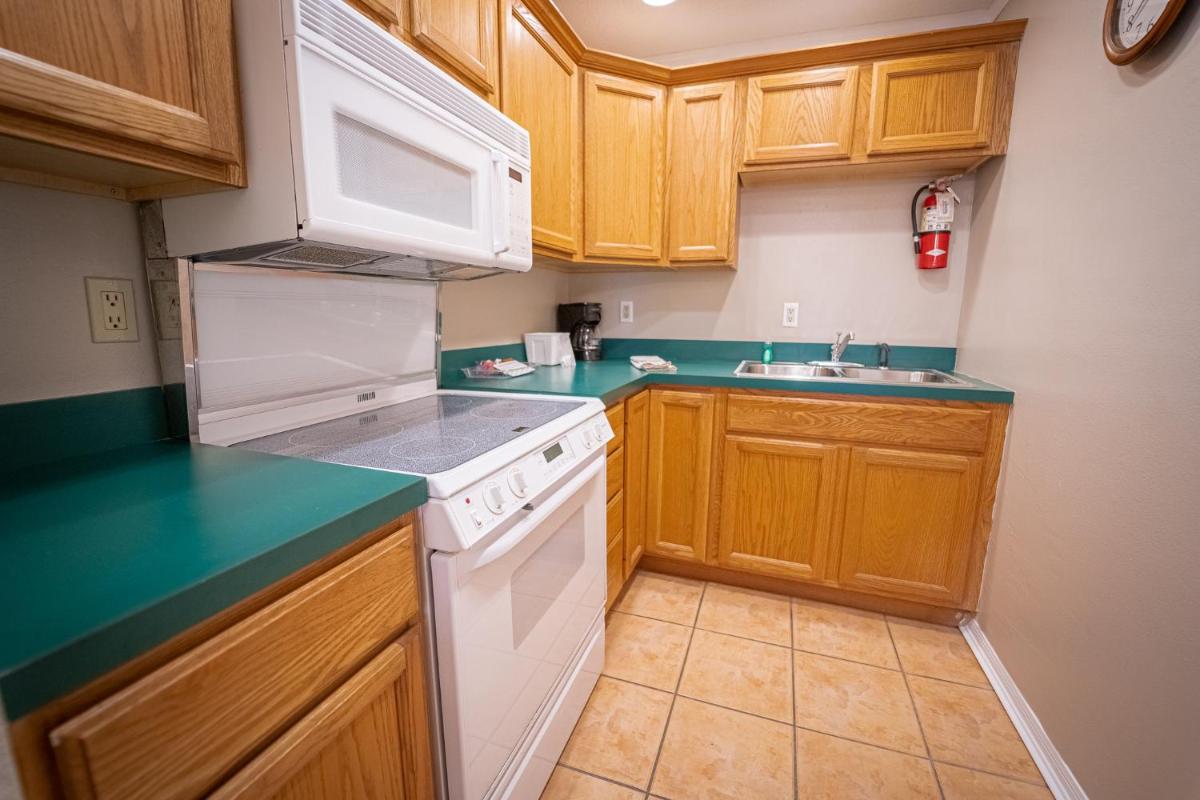 Dockside Inn & Resort - Housity