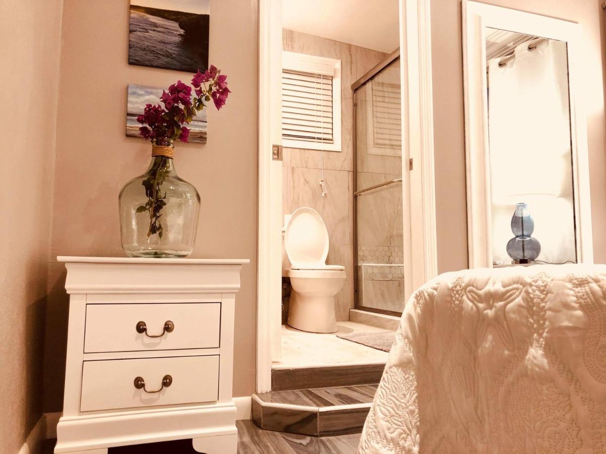 Elegant Marble Suite #6 - Housity