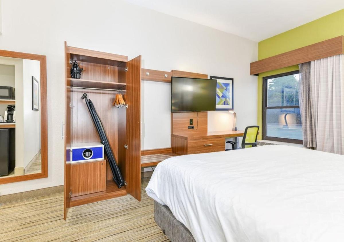 Holiday Inn Express Hotel & Suites Pigeon Forge, an IHG Hotel - Housity