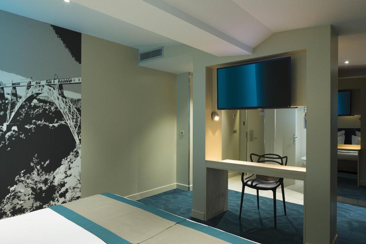 une chambre avec un lit et une télévision sur un mur dans l'établissement Hôtel Brésil Opéra SPA, à Paris
