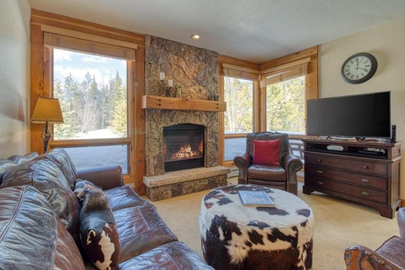 Private Family Friendly 2 Bedroom Townhome Located In East Keystone With Access To Free Shuttle Service - Housity