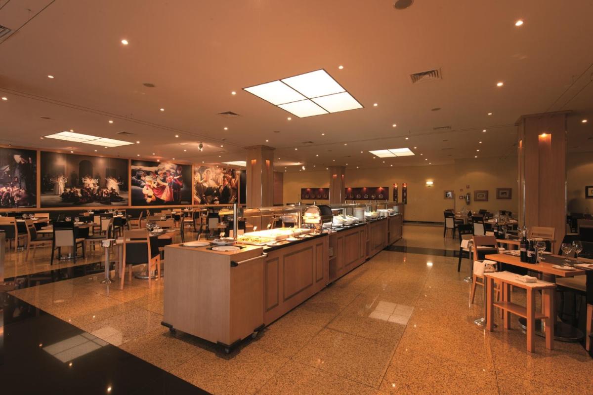 Um restaurante ou outro lugar para comer em Vila Gale Opera