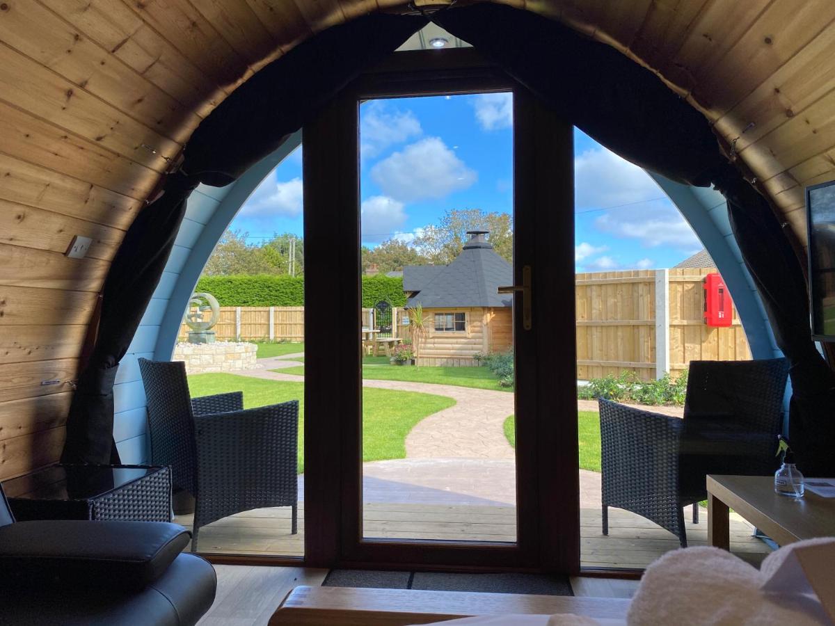 Benone Getaways- 'Dunluce' Luxury Glamping Pod- with Hot Tub - Housity