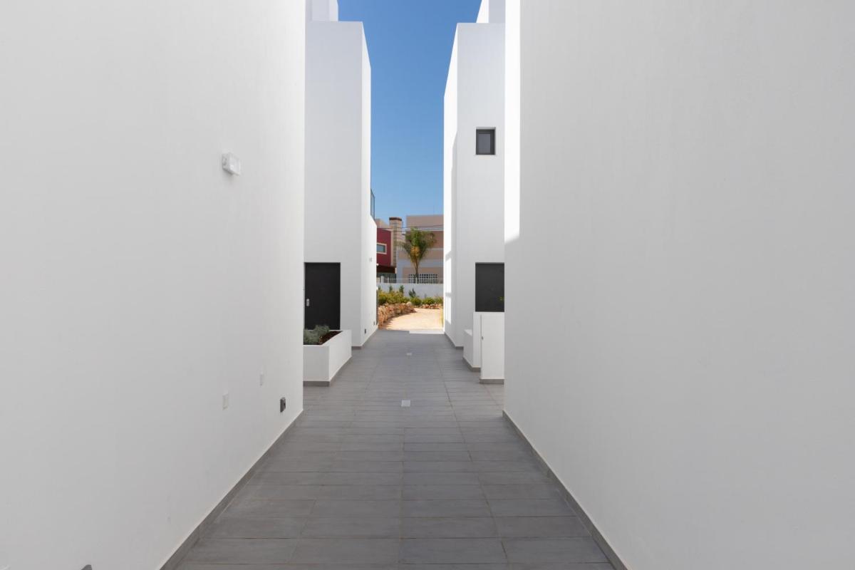 Luxury Townhouse with Pool in Alvor - Housity