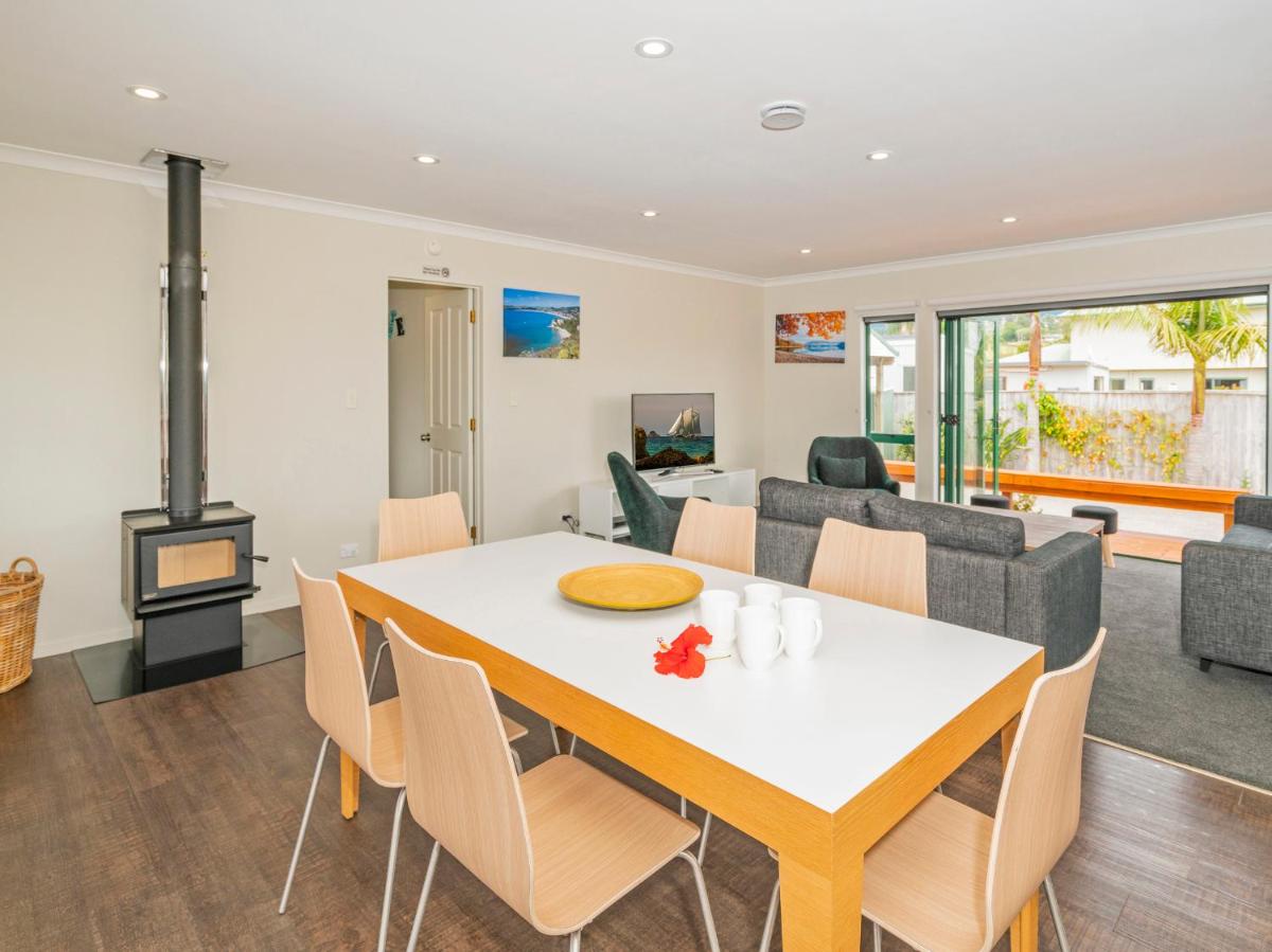 The Sunny Bach - Cooks Beach Holiday Home - Housity