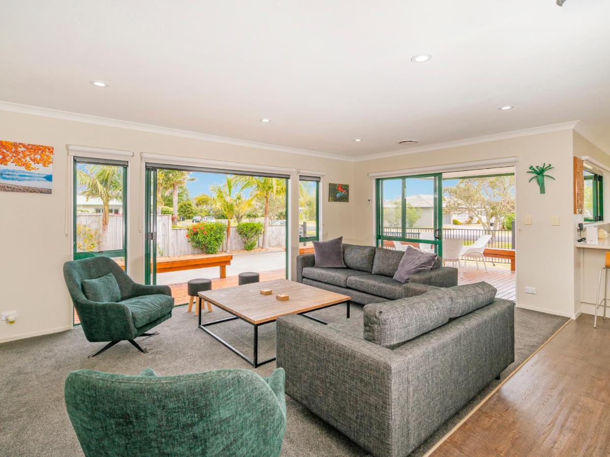 The Sunny Bach - Cooks Beach Holiday Home - Housity