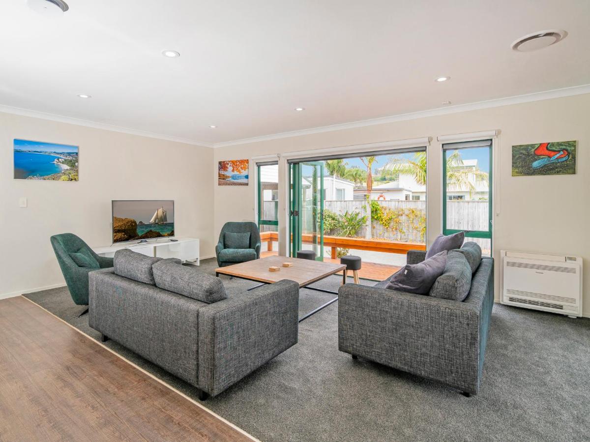 The Sunny Bach - Cooks Beach Holiday Home - Housity
