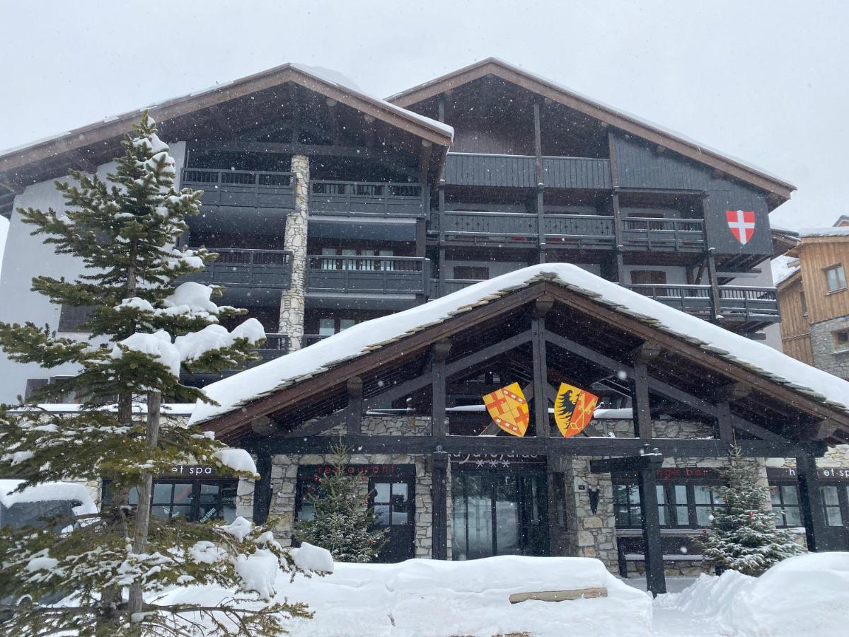 un grand bâtiment avec de la neige dessus dans l'établissement La Savoyarde, à Val dʼIsère