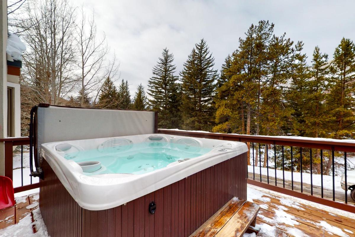 Spectacular Remodeled 5 Bedroom Matterhorn home w/ Hot Tub and Ski Lockers! - Housity