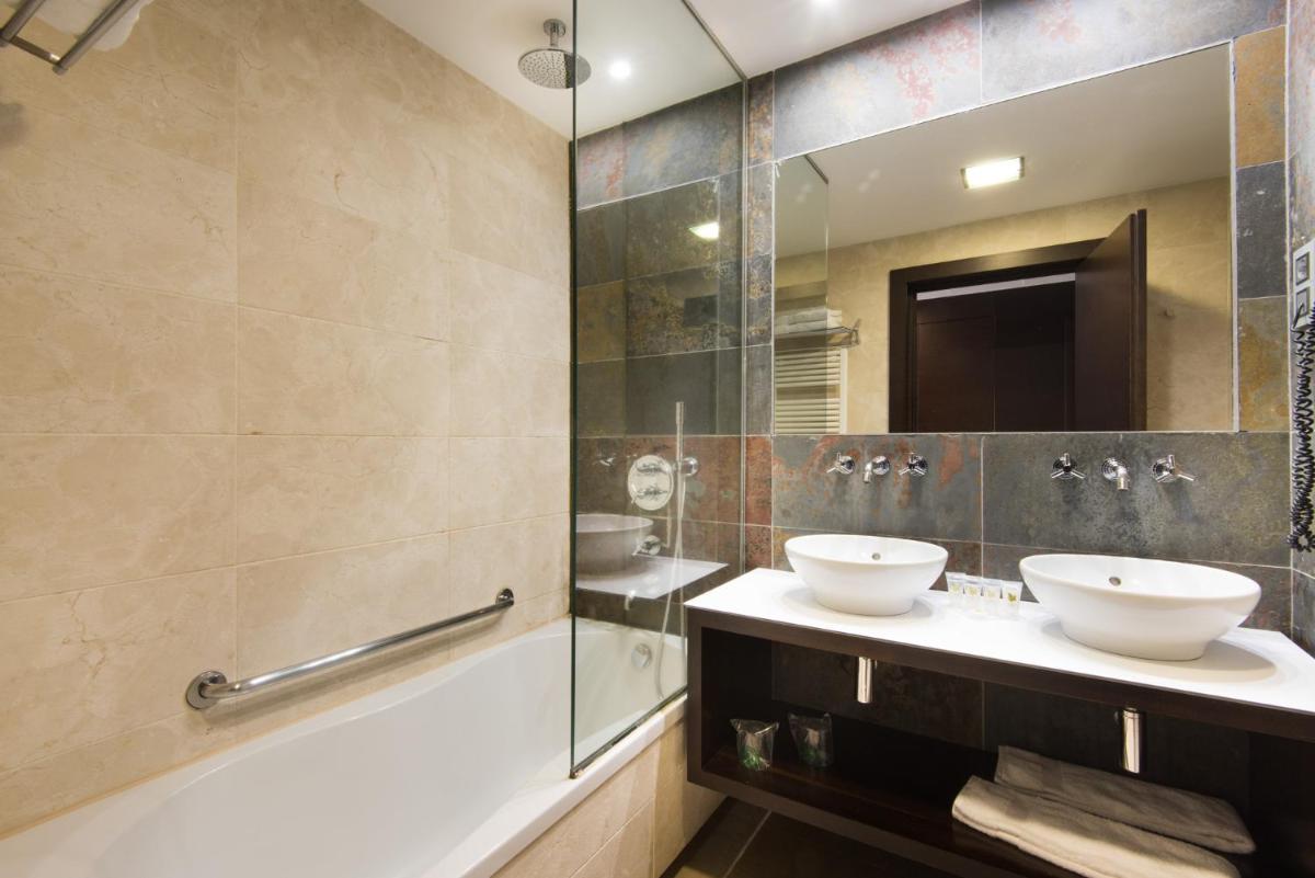 Un baño de Hotel Mas Solà