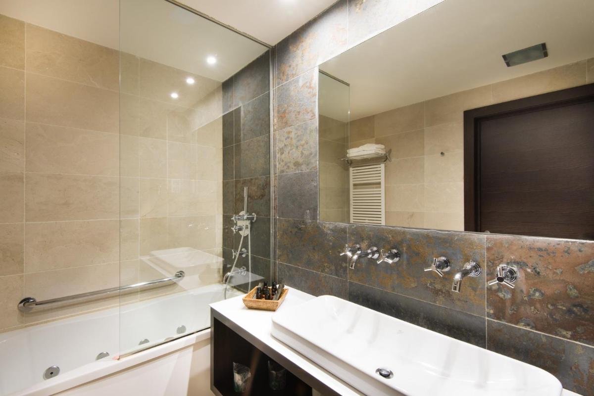 Un baño de Hotel Mas Solà