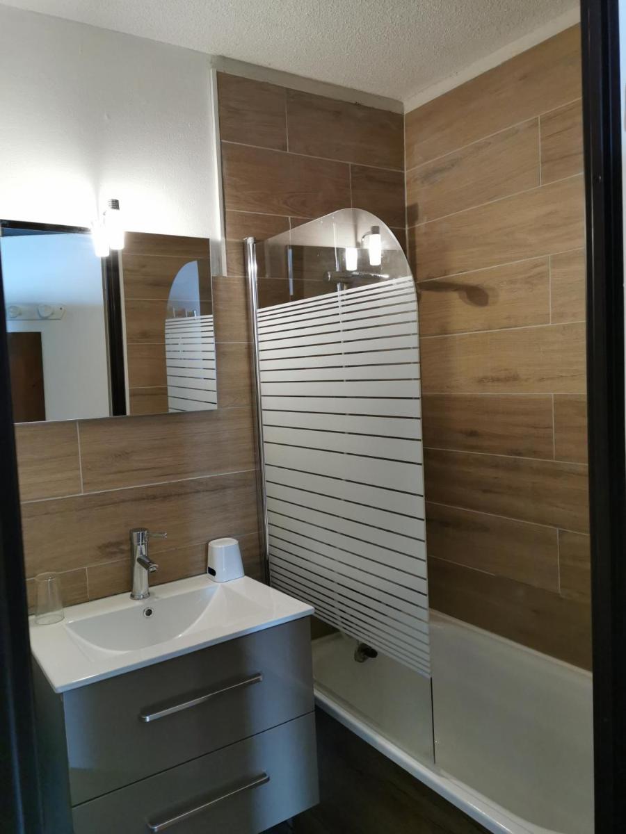 Studio rénové Chamrousse, au pied des pistes. - Housity